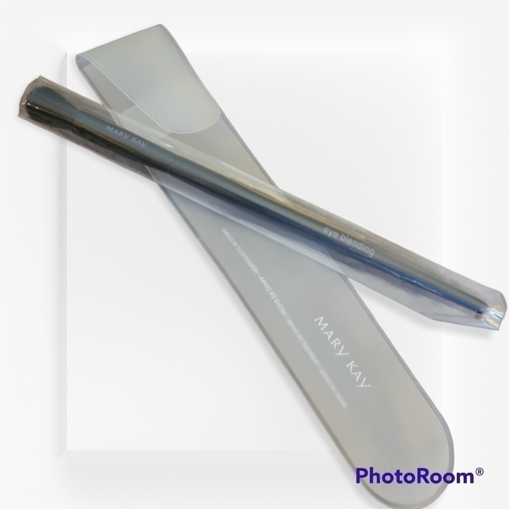 3/$20 Mary KAY Eye Blending Synthetic Brush